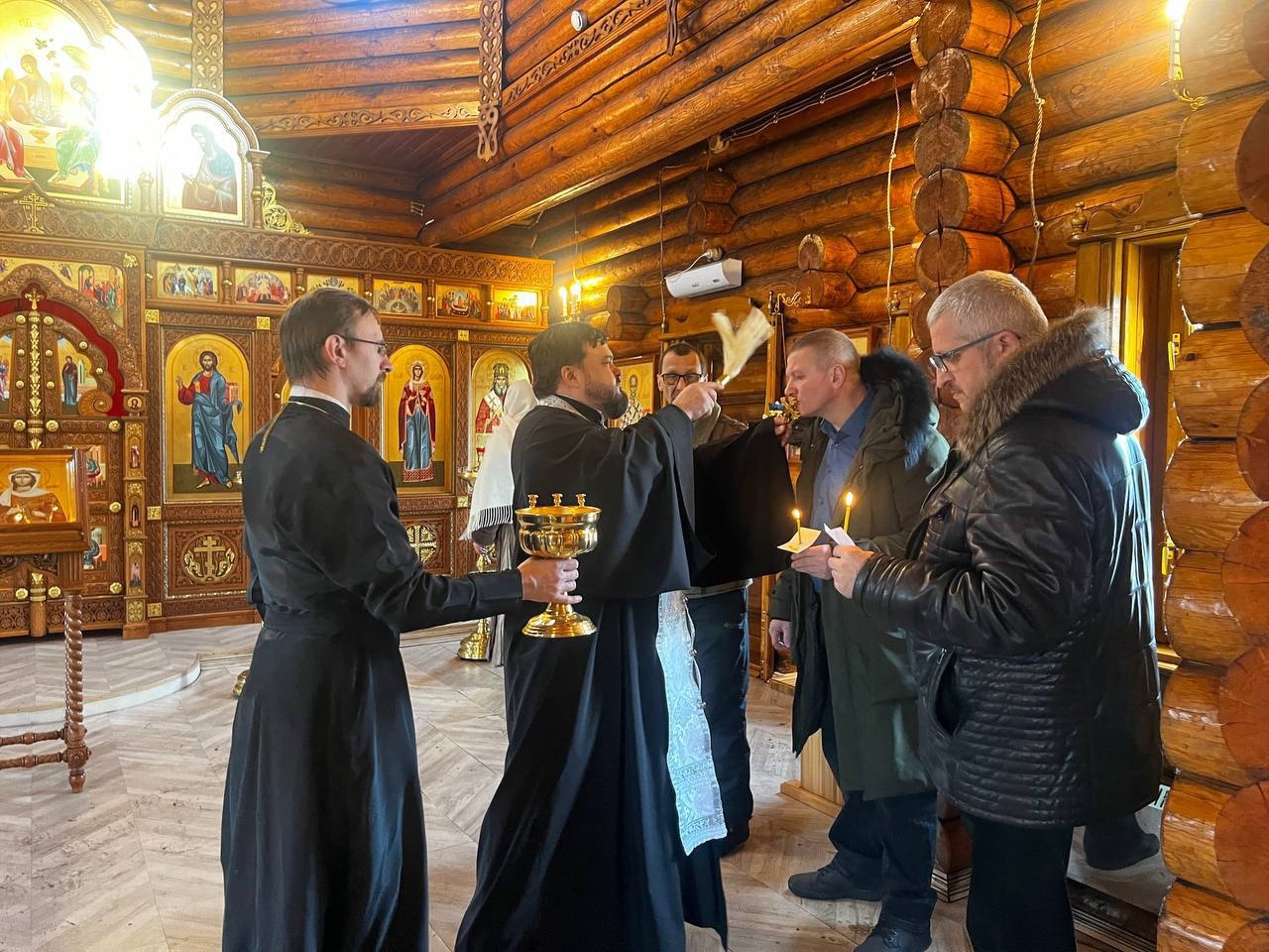 БОГОСЛУЖЕНИЕ В ДЕНЬ СРЕТЕНИЯ ГОСПОДНЕ ПРОШЛО В ХРАМЕ СВЯТОЙ ВАРВАРЫ НА ГОК "ДЕНИСОВСКИЙ"