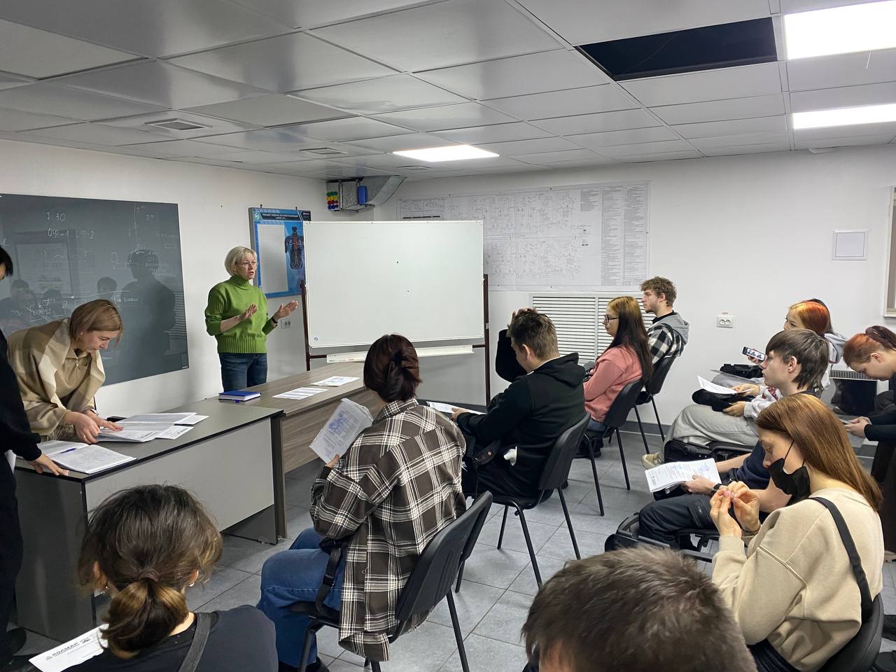 ТАМ, ГДЕ ТЕОРИЯ ВСТРЕЧАЕТСЯ С ПРОИЗВОДСТВОМ