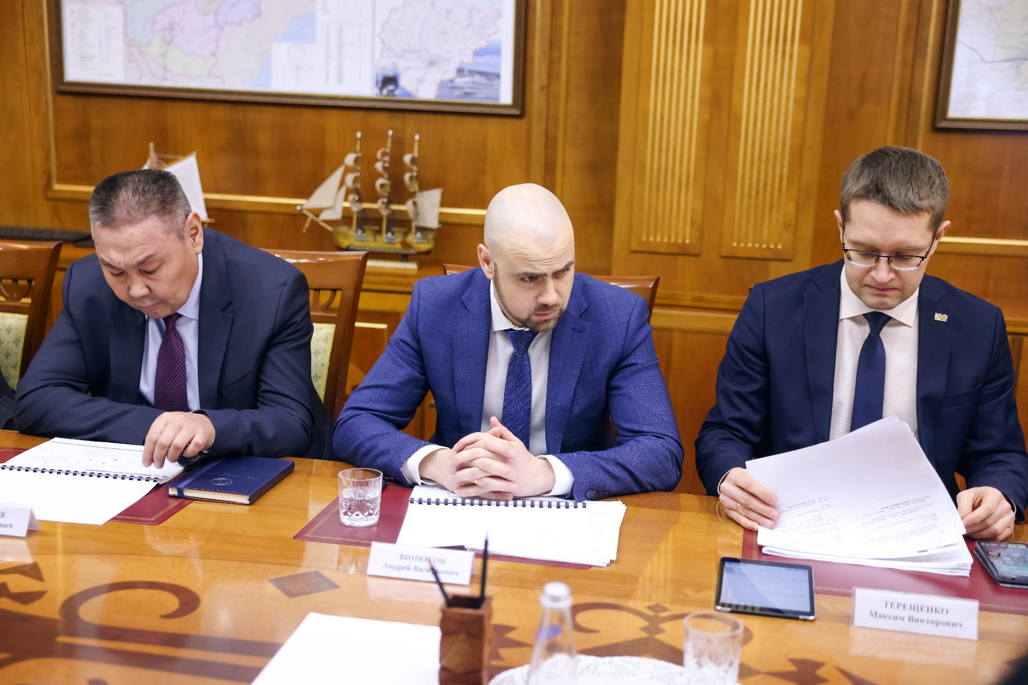 ГЛАВА ЯКУТИИ ЗАСЛУШАЛ ДОКЛАД ОБ ИТОГАХ РАБОТЫ УК «КОЛМАР» В 2023 ГОДУ