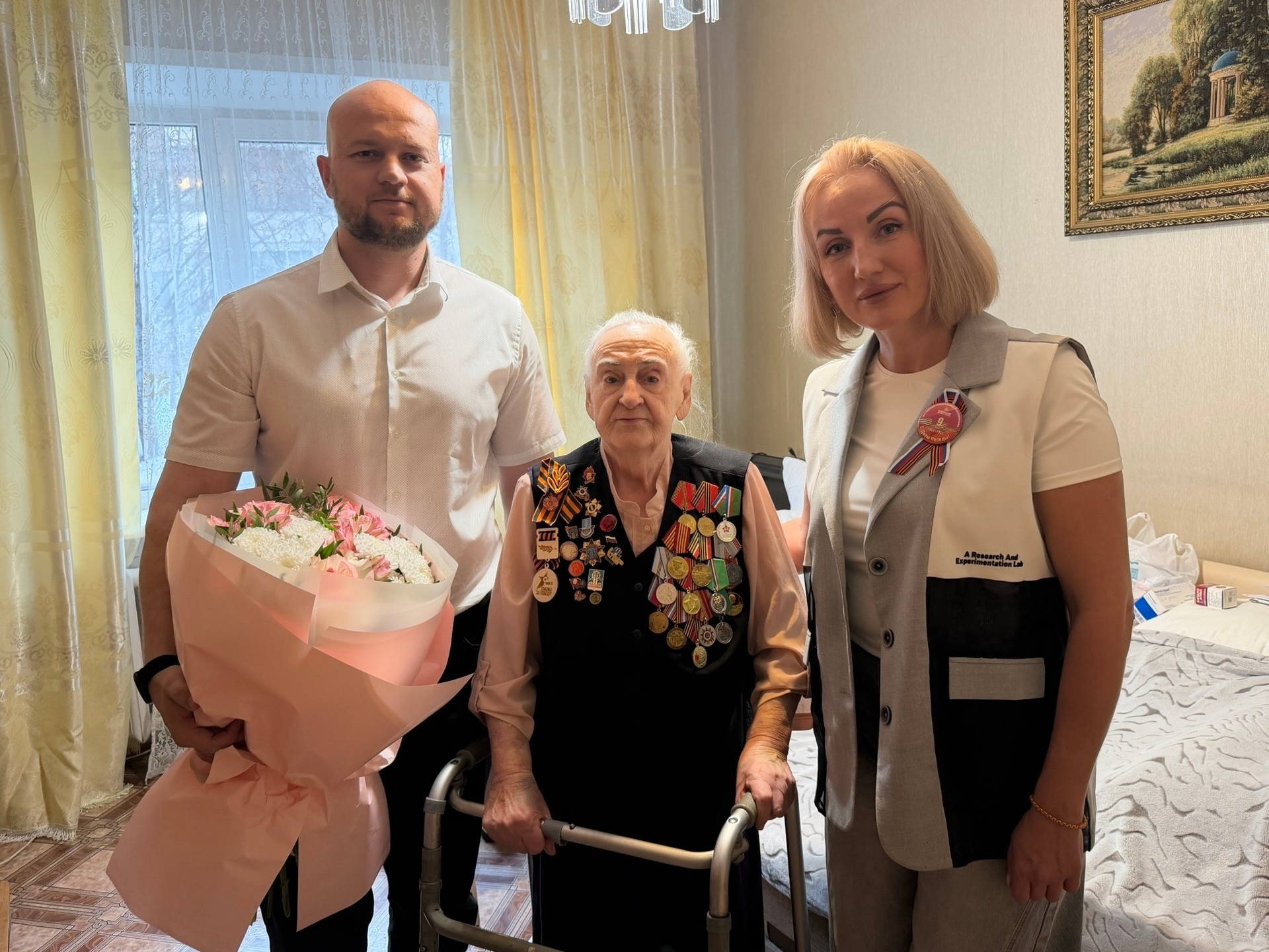 Колмар традиционно поздравил труженицу тыла Великой Отечественной войны Нину Николаевну Онофрий